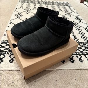 EUC Ugg Ultra Mini 🖤